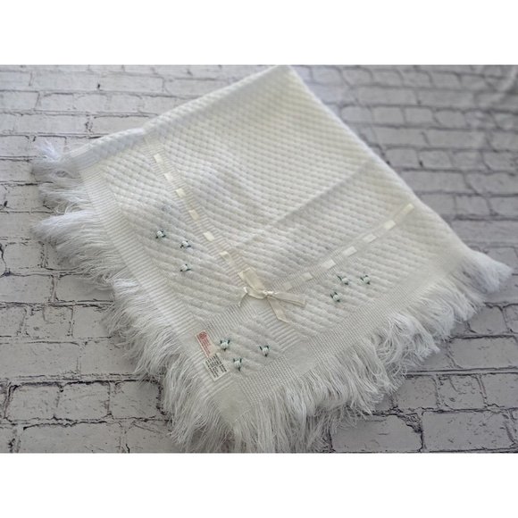 Vintage Carson Pirie Scott White‎ Embroidered Baby Blanket 38 x 42 Spain Acrylic - Picture 5 of 16